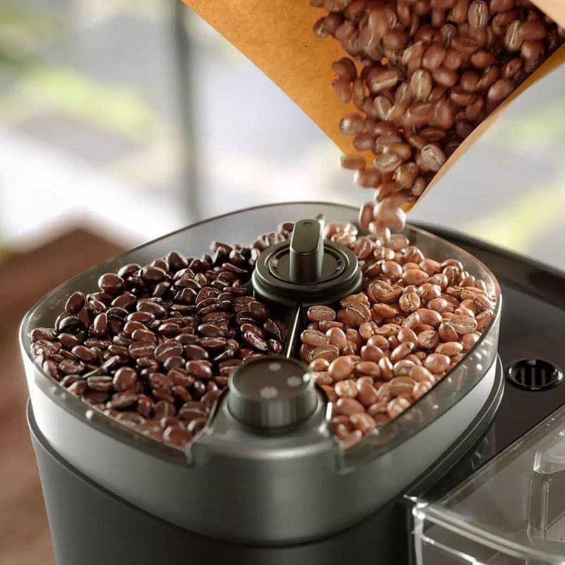 Drip coffee maker with built-in grinder