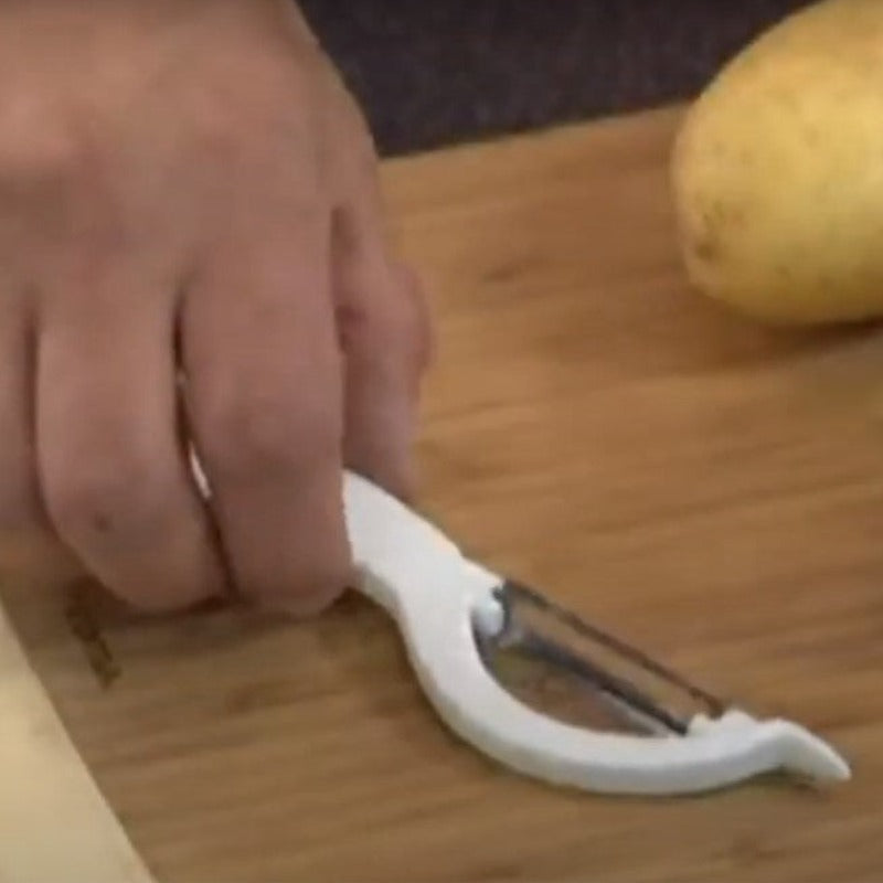 Peeler With Longitudinal Blade